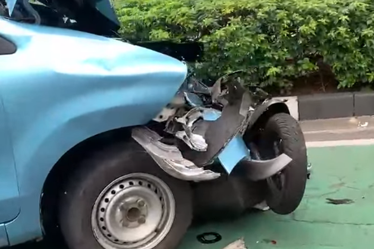 otomotif, kecelakaan, kecelakaan lalu lintas, Polda Metro Jaya, viral, kendaraan bermotor, Kronologi Kecelakaan Taksi Tabrak Sepeda Motor di Sudirman