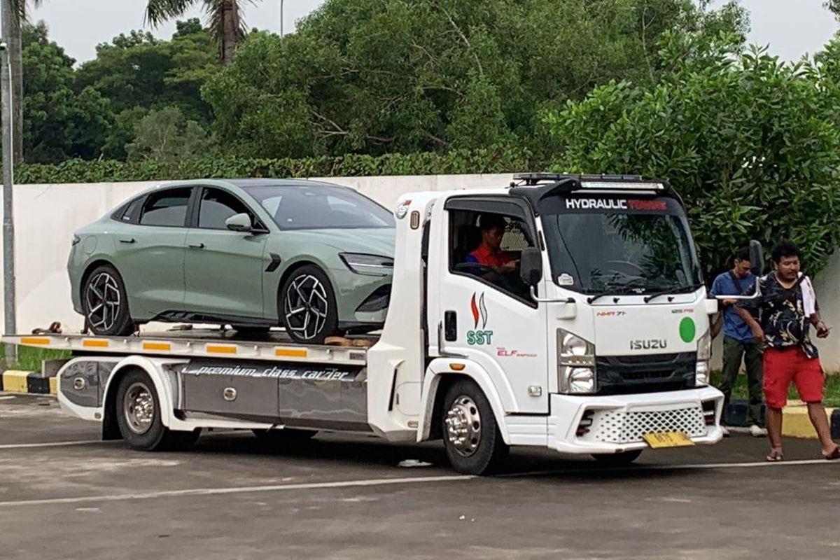 Tol Cengkareng, truk towing, mobil towing, tips mobil, Ferrari kecelakaan, Truk Towing, Ferrari Terguling di Tol Cengkareng, Hati-hati Pilih Layanan Towing