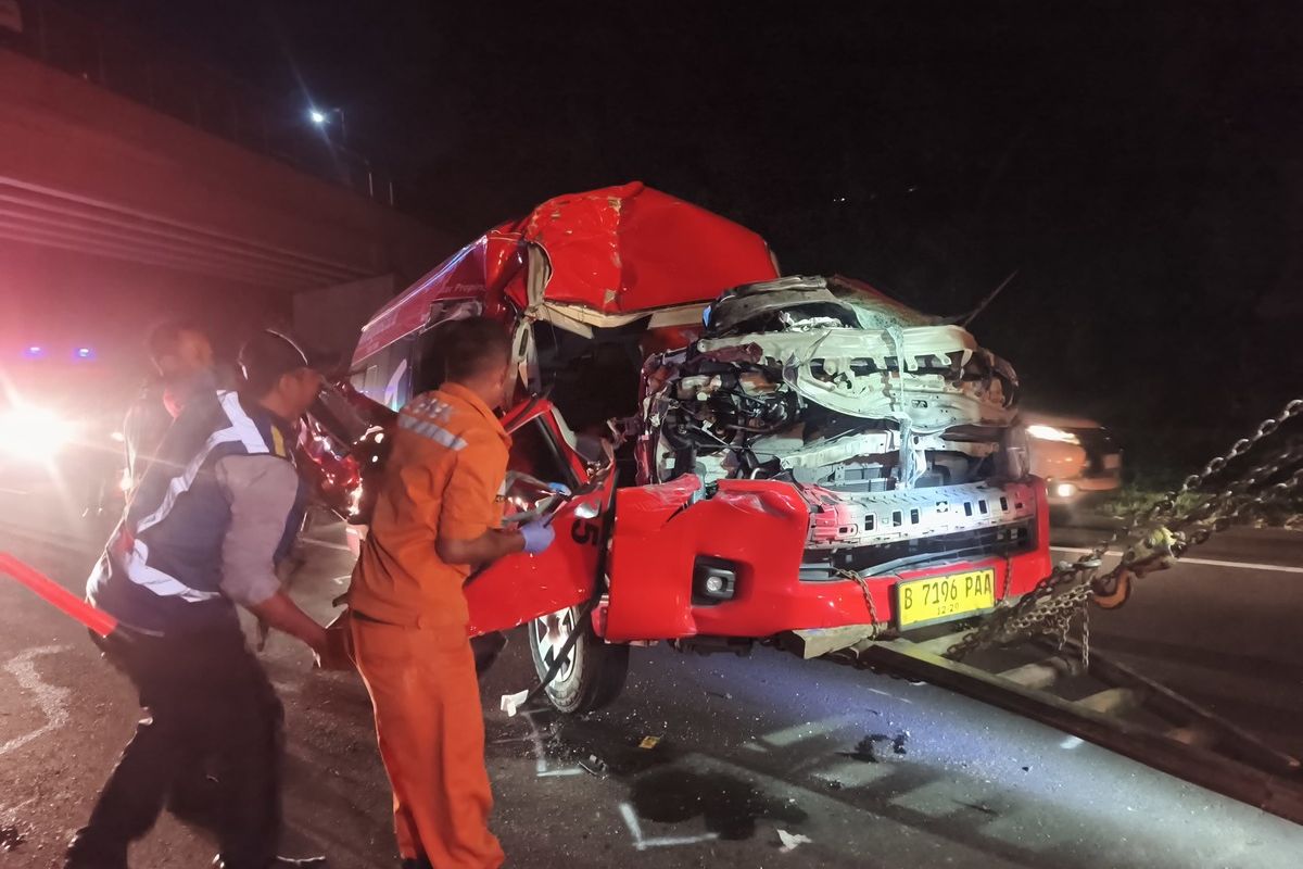 Kecelakaan, Tol Cipularang, kecelakaan, jaga jarak aman, jalan tol, tol cipularang, Diduga Tak Jaga Jarak, Sopir Travel Tewas di KM 81 Tol Cipularang