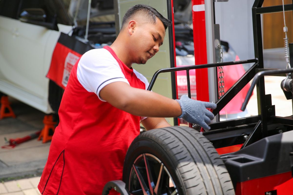 Sering Disepelekan, Ini Penyebab Utama yang Bikin Ban Mobil Bisa Pecah