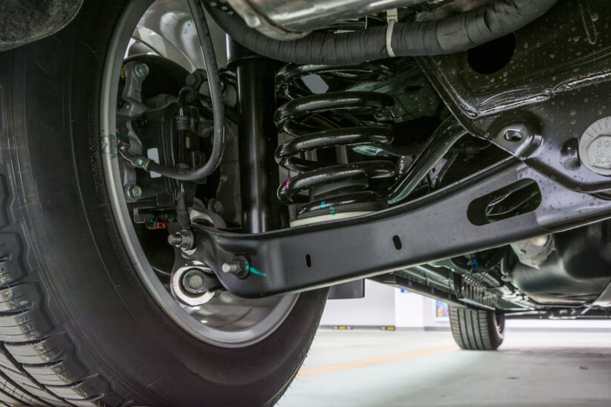 Jalan berlubang, jalan berlubang, Jalan berlubang merusak suspensi, Jalan berlubang merusak kaki-kaki mobil, Jalan Berlubang Bisa Bikin Rusak Kaki-kaki Mobil