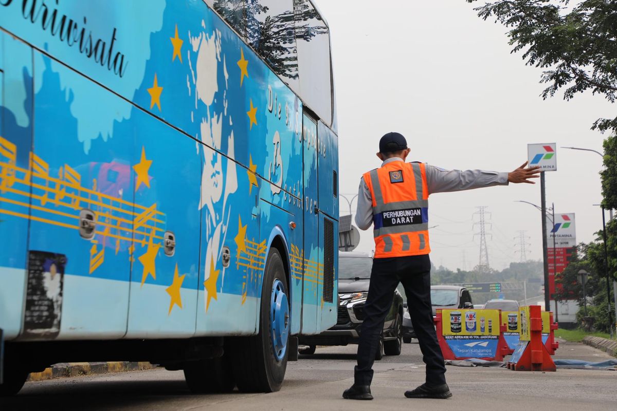 Jagorawi, libur panjang, pelanggaran, layak, Libur Panjang, Kemenhub Temukan 13 Bus Tak Laik Jalan di Tol Jagorawi