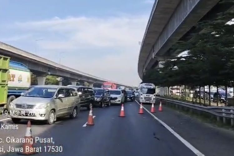 Toyota HiAce Terbakar di Tol Cikampek, Diduga Korsleting Listrik