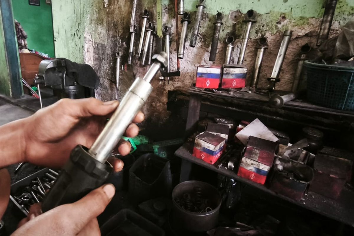sokbreker, Shockbreaker motor, perbaikan shock motor, Shock motor bocor, shock motor rusak, Ini Beda Perbaikan Sok Motor Bagian Depan dan Belakang