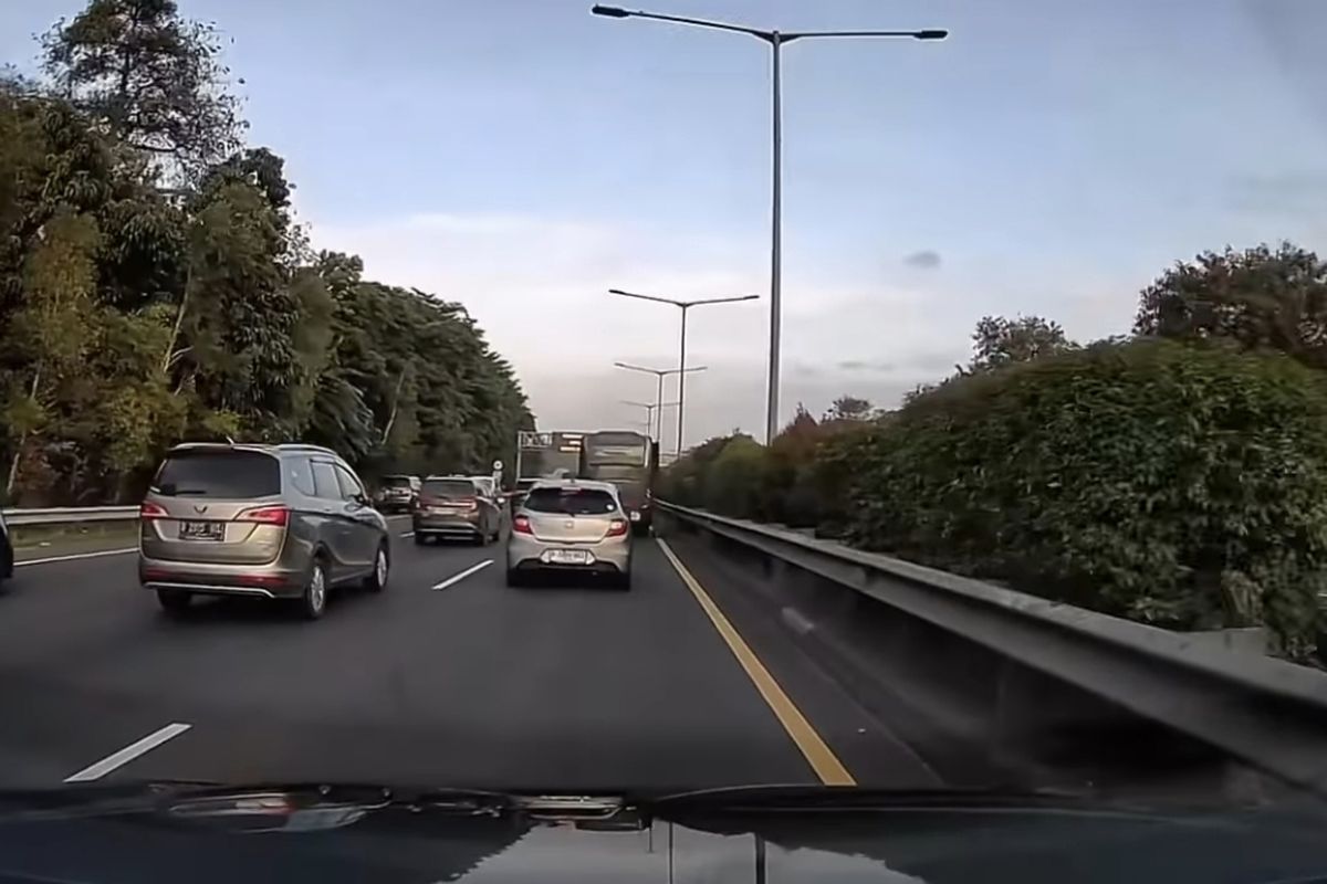 pintu darurat, Pintu darurat, pintu darurat bus, pintu bus, anak jatuh dari bus di jalan tol, Insiden Anak Terjatuh dari Bus, kenapa Pintu Darurat Bisa Terbuka?
