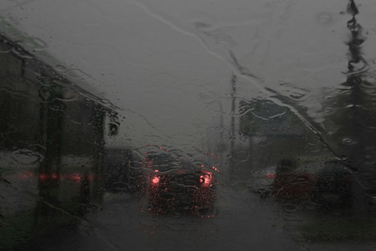 Motor Terperosok ke Got, Hati-hati Berkendara Saat Lewat Genangan