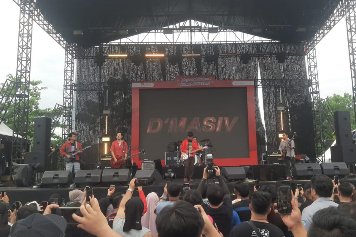 Pengunjung Puas Nonton D’Masiv di Daihatsu Kumpul Sahabat Bitung 2025