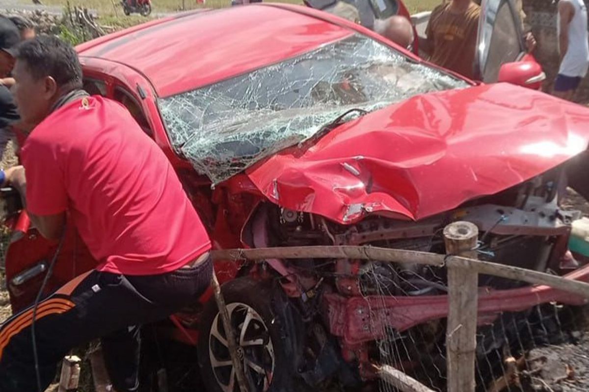 kereta api, batara kresna, Batara Kresna tabrak mobil, pelintasan tanpa palang pintu, aturan melewati pelintasan kereta api, Agya Tertabrak KA Batara Kresna di Wonogiri, Ingat Aturan Pelintasan