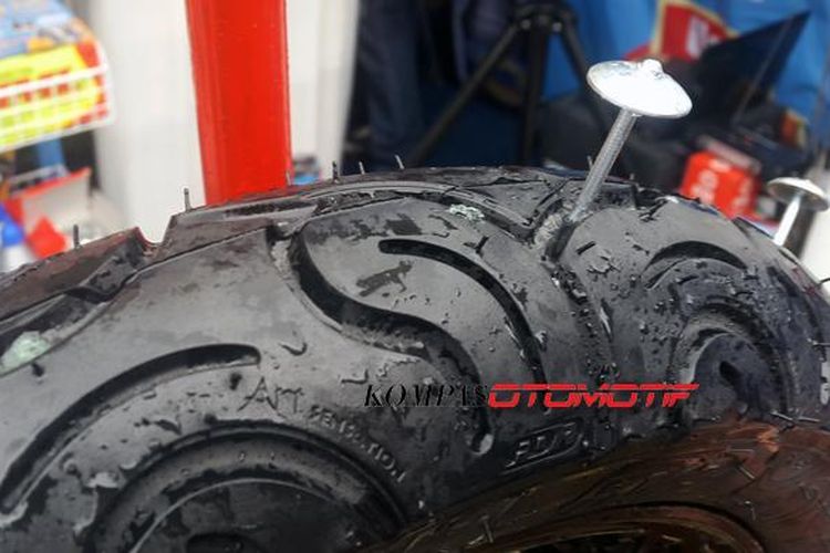 ban motor, tambal ban, ban bocor, Berapa Kali Batas Ban Motor Boleh Ditambal?