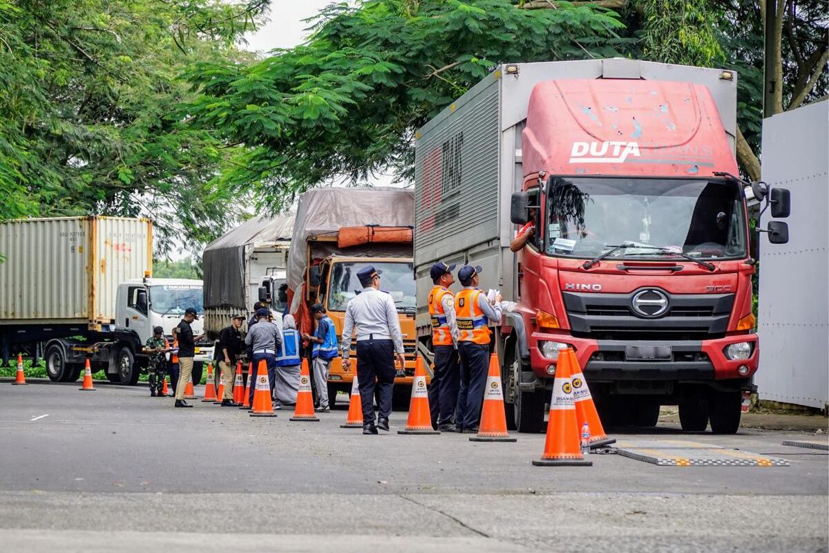 ODOL, truk, truk barang, kelebihan muatan, over dimension over load, Ini Dasar Hukum dan Sanksi buat Pelaku ODOL