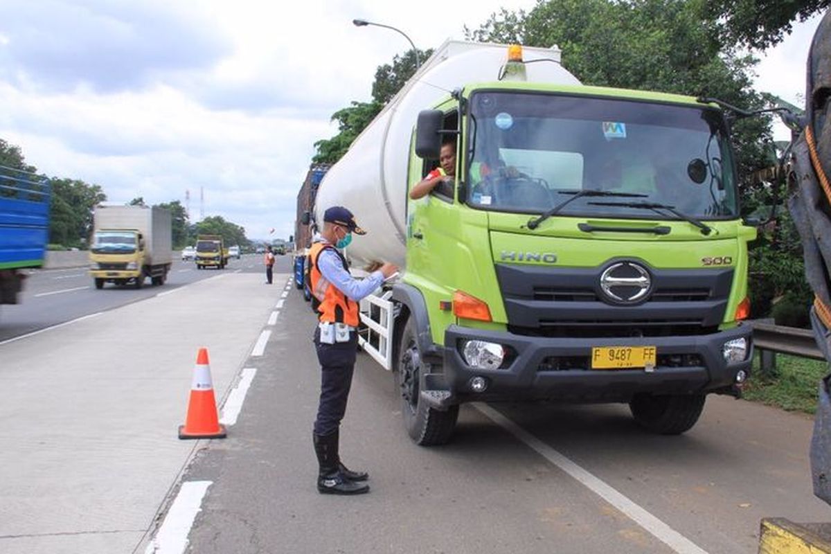 barang berbahaya, KNKT, jalan tol, Angkutan barang berbahaya, bahaya di jalan raya, Truk Pembawa Barang Berbahaya Perlu Penanganan Khusus Saat Kecelakaan