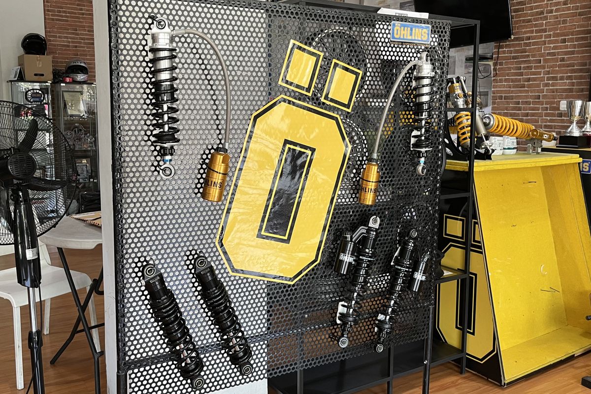 sokbreker gas, tabung terpisah, Ohlins Indonesia, suspensi motor, Sokbreker Gas: Memahami Suspensi Terpisah dan Terintegrasi