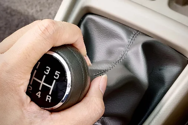 Bahaya Pindah Gigi Mobil di Tanjakan