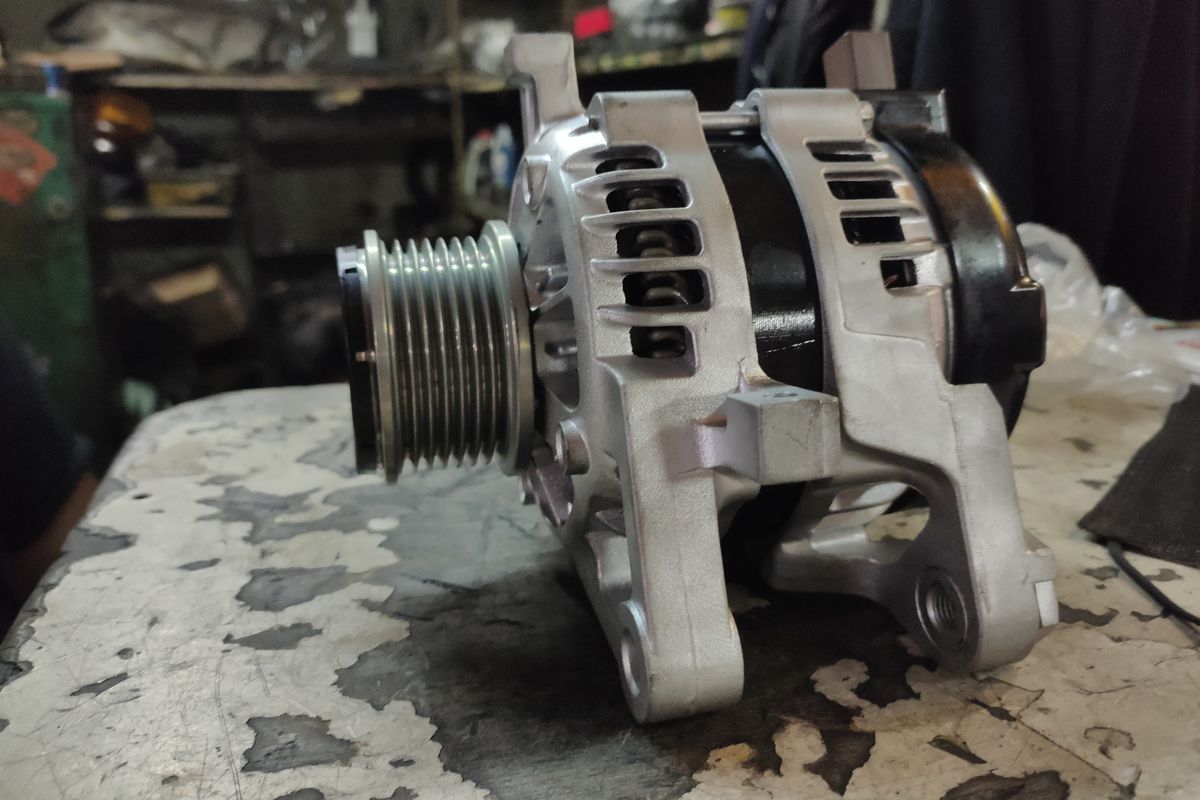 perawatan kendaraan, sistem kelistrikan, Alternator mobil, kerusakan alternator, Indikasi Kerusakan Alternator yang Perlu Diketahui