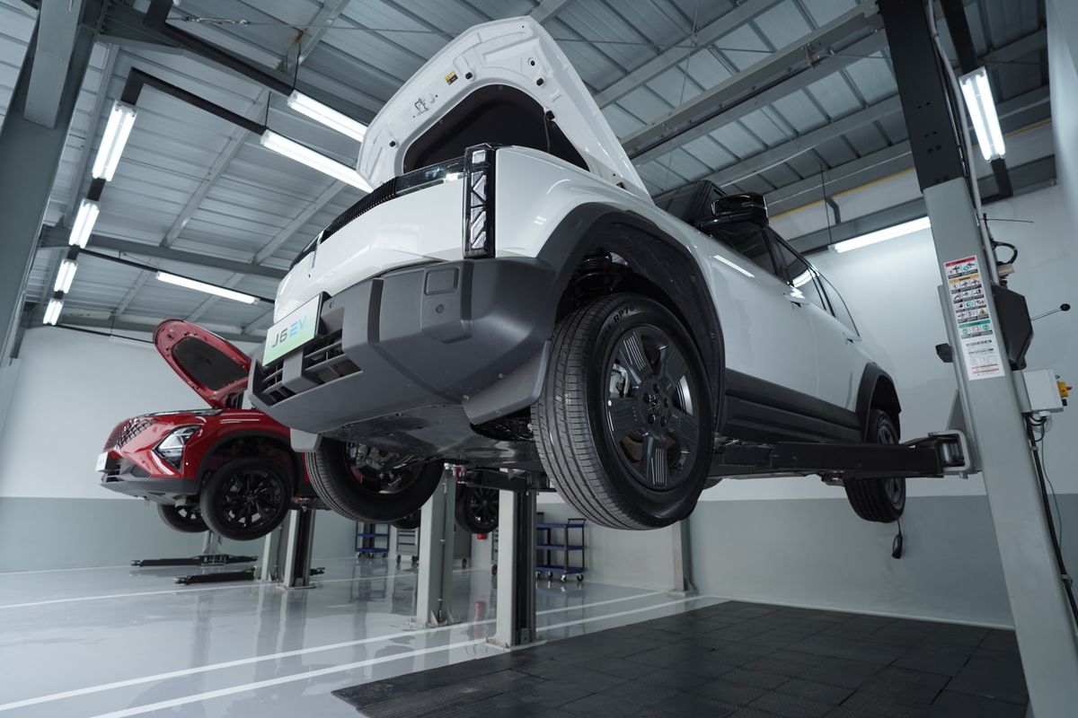 Kapan Servis Pertama Mobil Listrik di Bengkel Resmi?