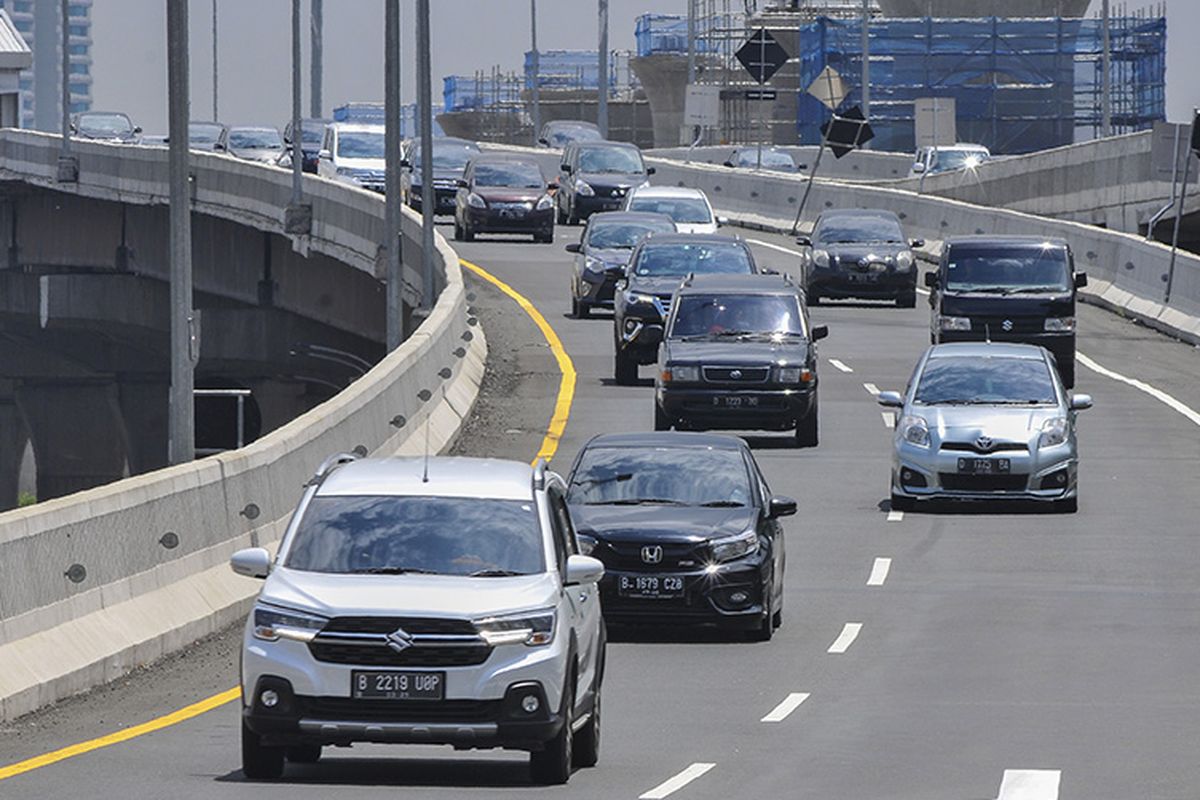 H-6 Nataru, Arus Kendaraan di Tol Layang MBZ Mulai Padat