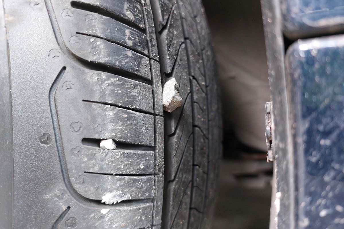 batu kerikil, struktur, karet, permukaan, pecah ban, Batu kerikil, Ban mobil, Pecah Ban, Bahaya Tersembunyi Batu Kerikil di Ban Mobil