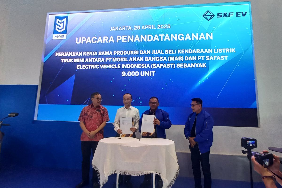 Safast Electric Vehicle Indonesia, mobil listrik, Periklindo Electric Vehicle Show, PEVS, kendaraan listrik, truk mini, Mobil listrik, logistik, Kendaraan Listrik, Truk Mini, kendaraan Listrik, Mobil Anak Bangsa (MAB), PEVS 2025, Kerja Sama MAB dengan Safast, Produksi 9.000 Unit Mobil Listrik