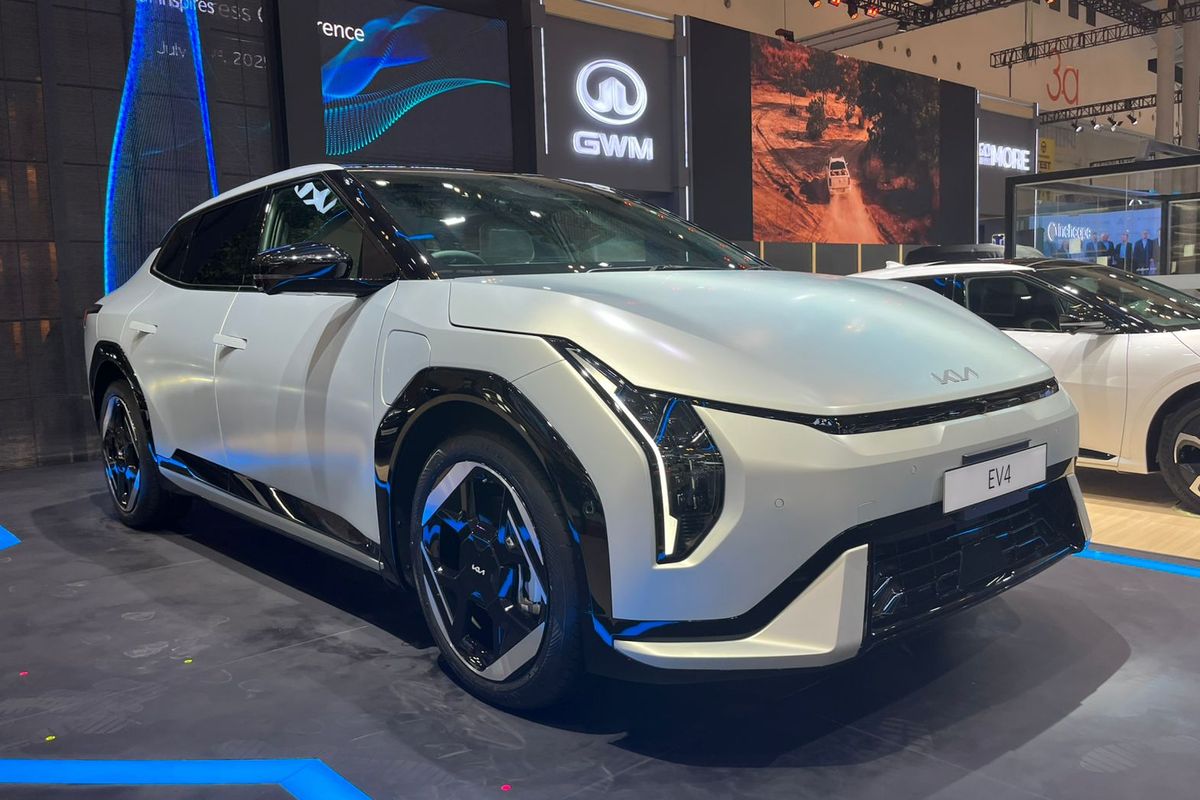sedan listrik, Kia EV4, GIIAS 2025, Sedan listrik, teknologi E-GMP, Kia EV4: Sedan Listrik Futuristik Debut di GIIAS 2025