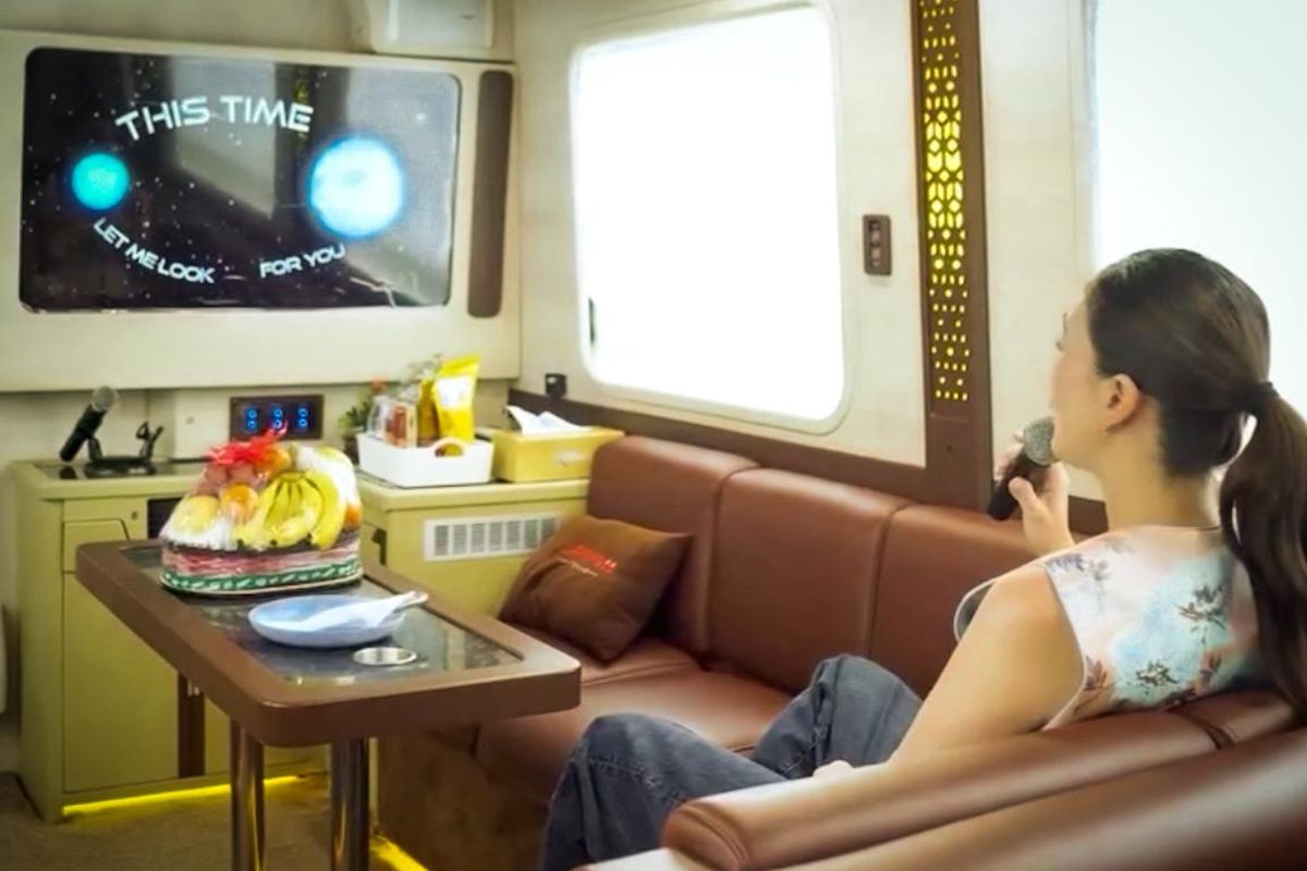 Luna Maya, Omah Sultan, bus mewah, Luna Maya Kepincut Naik Bus Mewah Omah Sultan