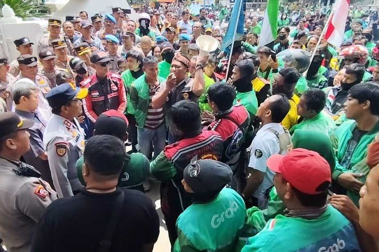 ojek online, ojol, unjuk rasa, macet, jalan macet, unjuk rasa ojol, Ada Unjuk Rasa Ojol, Hindari Titik Aksi Agar Tak Terjebak Macet
