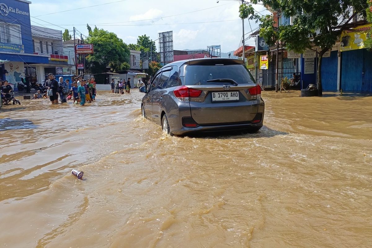 Servis Mobil Setelah Terendam Banjir, Ini Komponen yang Wajib Dicek