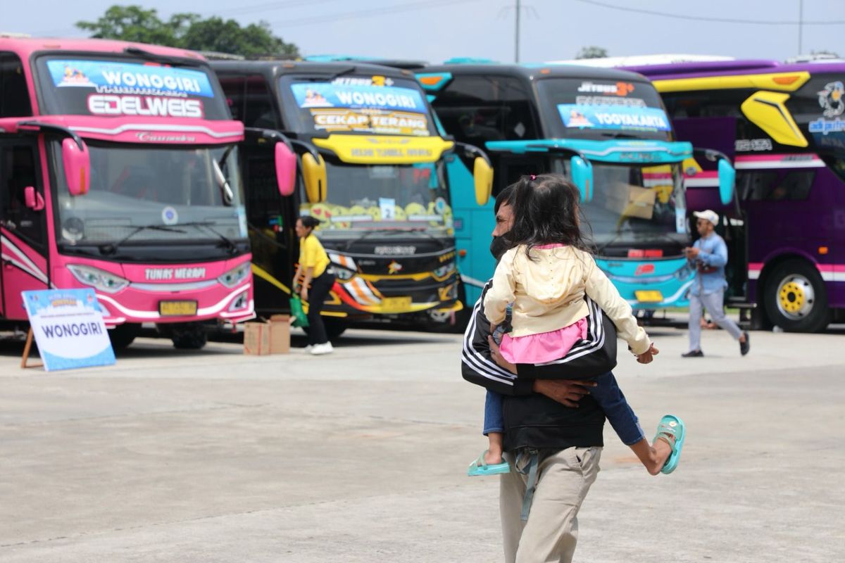mudik, Mudik Lebaran, bus gratis, video viral, mudik Lebaran 2025, Video Ibu dan Anak Mudik Jalan Kaki di Bahu Jalan Tol, Ini Kronologisnya