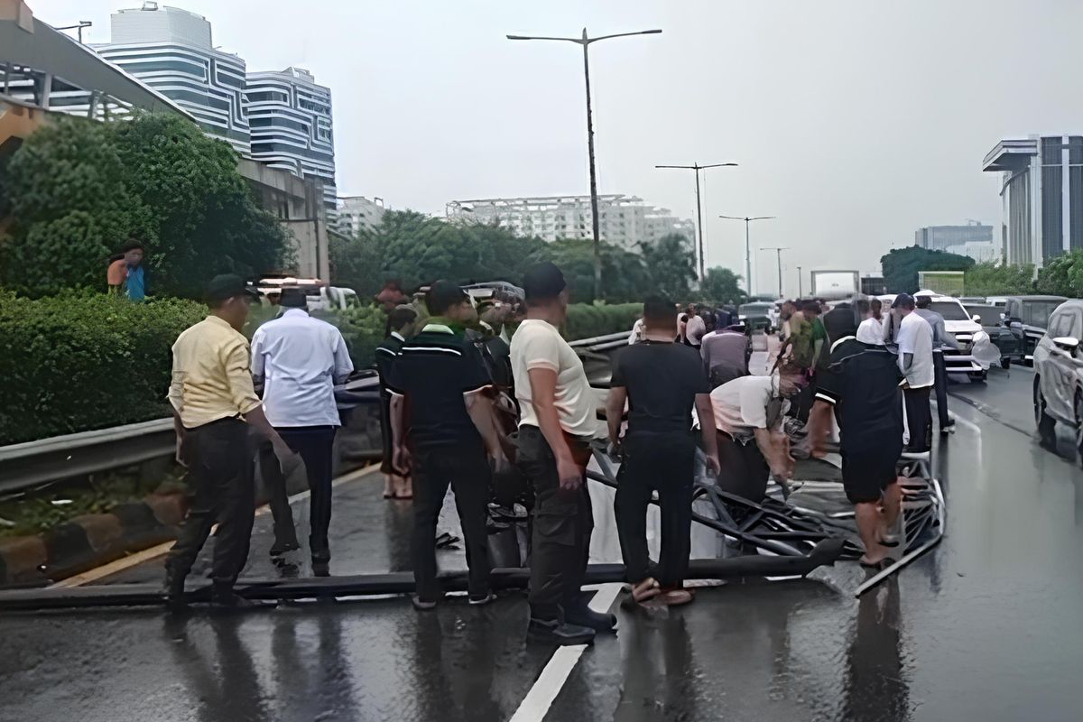 angin kencang, ruas Tol, jalan tol, cuaca buruk, ruas tol, aman berkendara, baliho roboh akibat angin kencang, Belajar dari Baliho Roboh di Tol, Waspada Berkendara Saat Cuaca Buruk