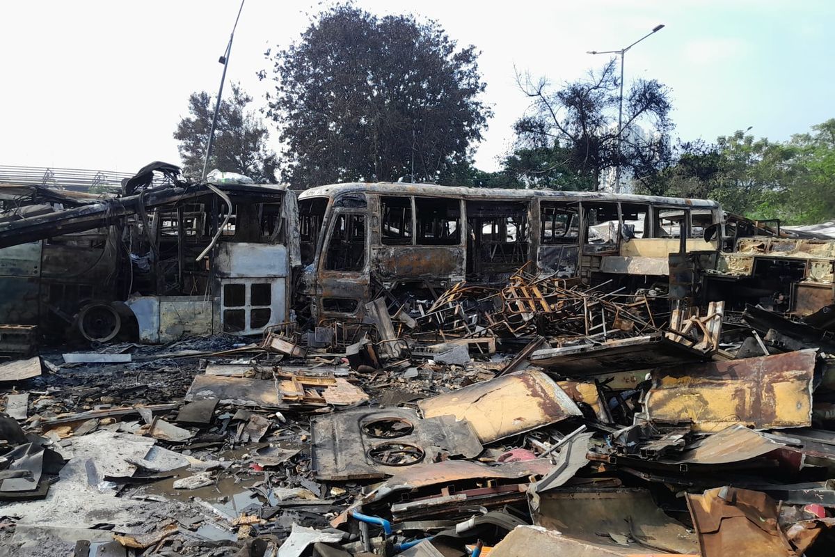 bus Transjakarta, Bahan Bakar Gas, bus transjakarta, bus terbakar, bahan bakar gas, kebakaran bus, Puluhan Bus Bekas Transjakarta Hangus Terbakar di Jakarta Barat