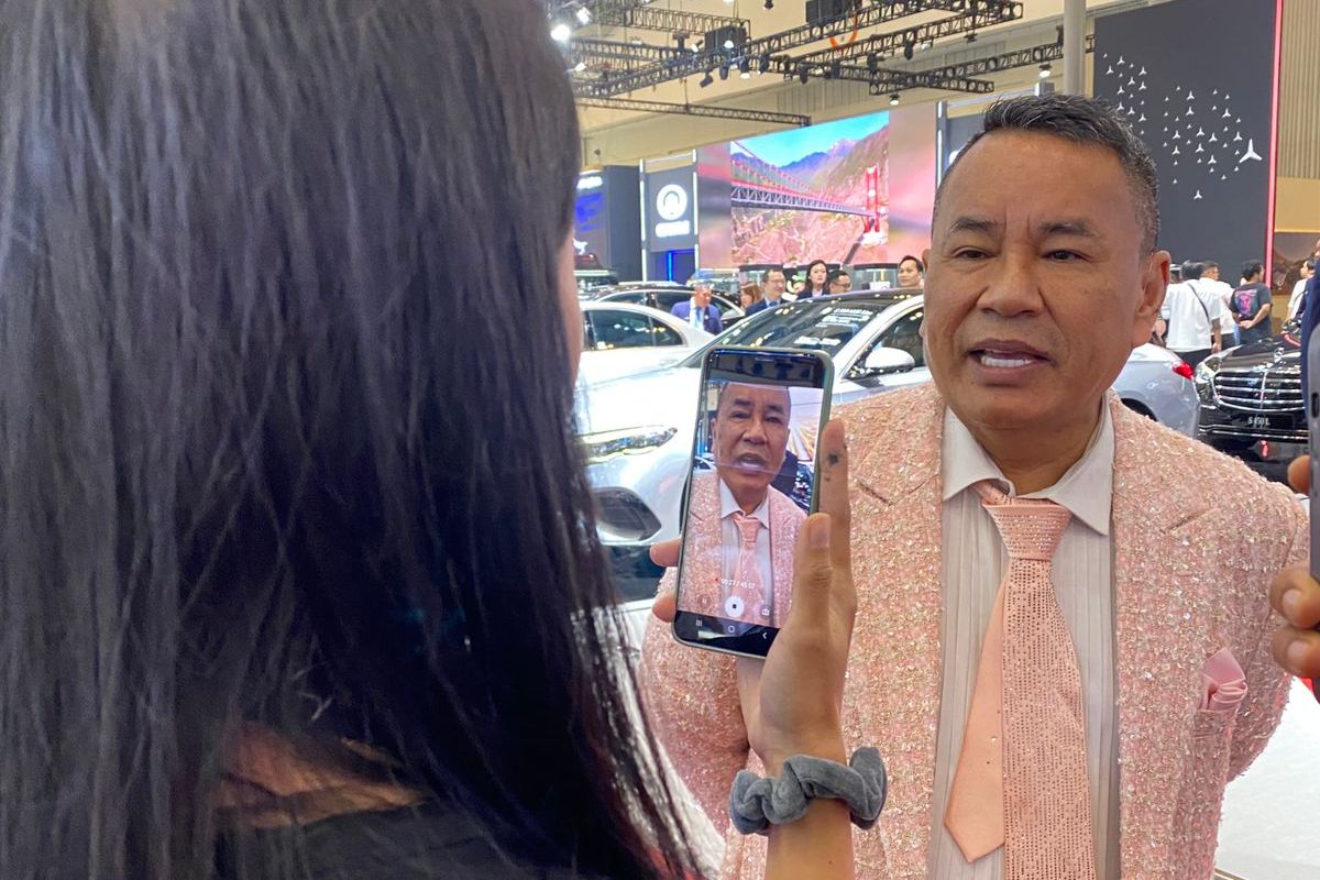 Hotman Paris, mobil mewah, GIIAS 2025, ICE BSD, Mobil mewah, hotman paris, ice bsd, GIIAS 2025: Hotman Paris Cari Mobil Antik di Tangerang