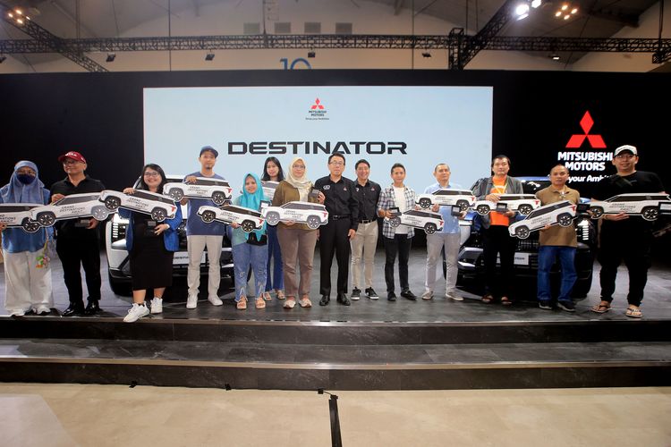 Mitsubishi, Destinator, konsumen, Mitsubishi Destinator, GIIAS 2025, Mitsubishi Serahkan Destinator ke-50 Konsumen Pertama di GIIAS 2025