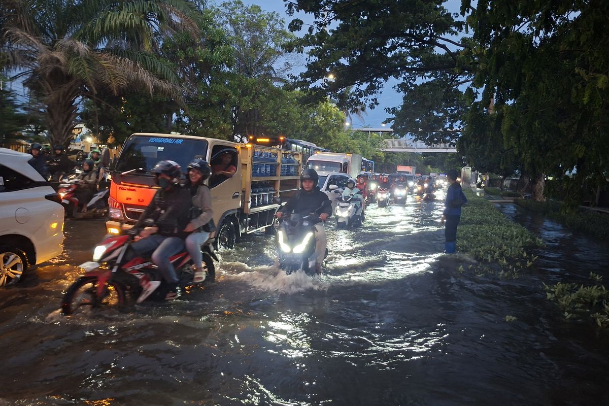 Tips Agar Mobil Tak Mogok Saat Terpaksa Menerjang Banjir