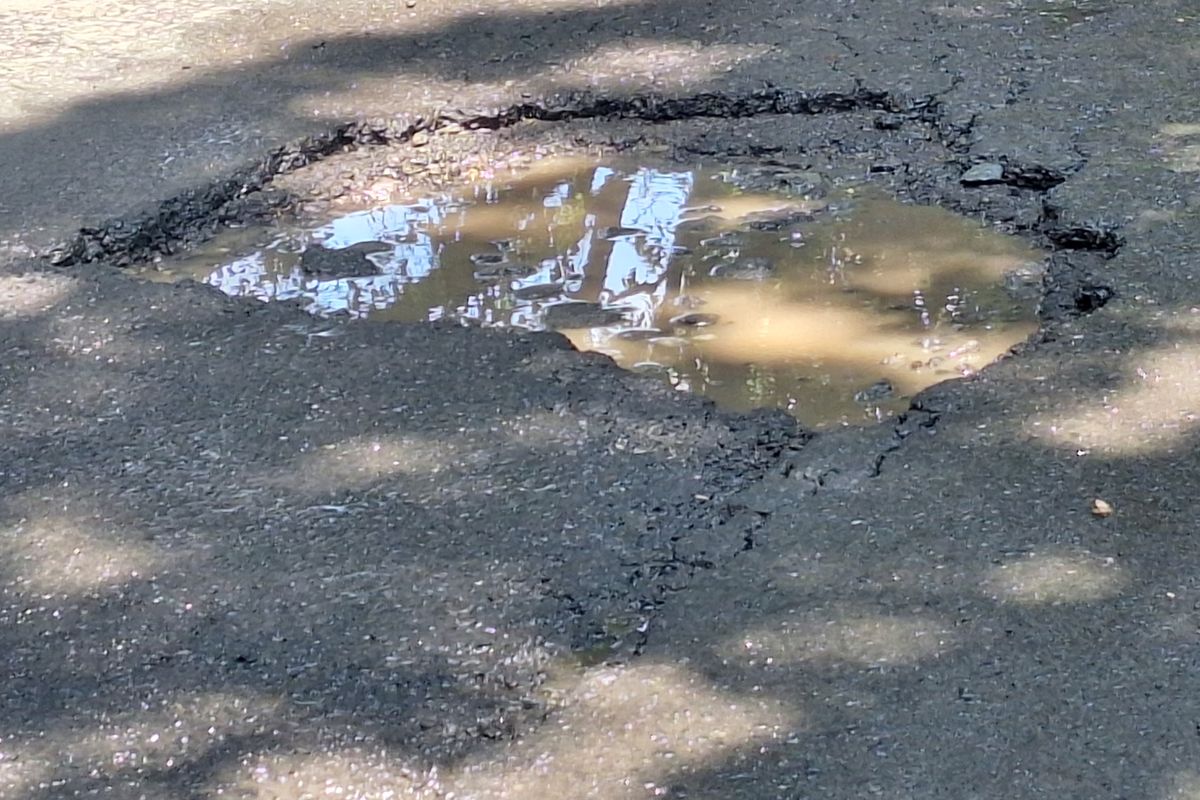 Jalan berlubang, jalan berlubang, bahaya jalan berlubang, potensi bahaya jalan berlubang, Waspada Jalan Berlubang saat Berkendara di Musim Kemarau Basah