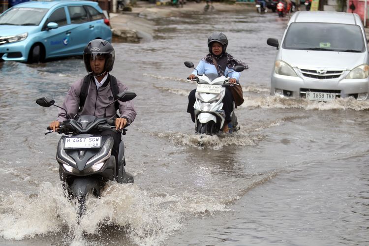 Panduan Aman Berkendara Mobil di Musim Hujan