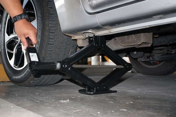 Perlengkapan Wajib yang Harus Ada di Mobil Saat Musim Hujan