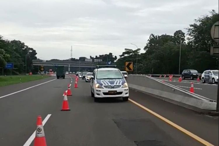 Arus balik, Lebaran 2025, arus balik, contraflow, Rekayasa lalu lintas, Jalan Tol, jalan tol, Jasa Marga, Korlantas Polri, Tol Trans Jawa, rekayasa lalu lintas, korlantas polri, Mudik Lebaran, Mulai Padat, Contraflow Arah Jakarta Diberlakukan dari Km 70 Tol Jakarta-Cikampek