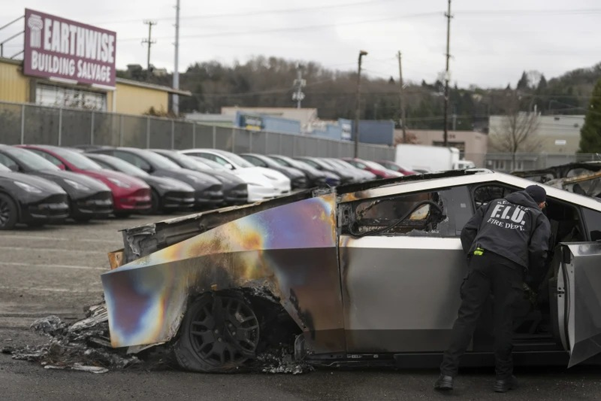 Presiden AS, Donald Trump, Tesla, mobil listrik, pikap listrik, Pikap listrik, Elon Musk, Diler Tesla Jadi Incaran Demonstran Anti Trump, Cybertruck Dibakar