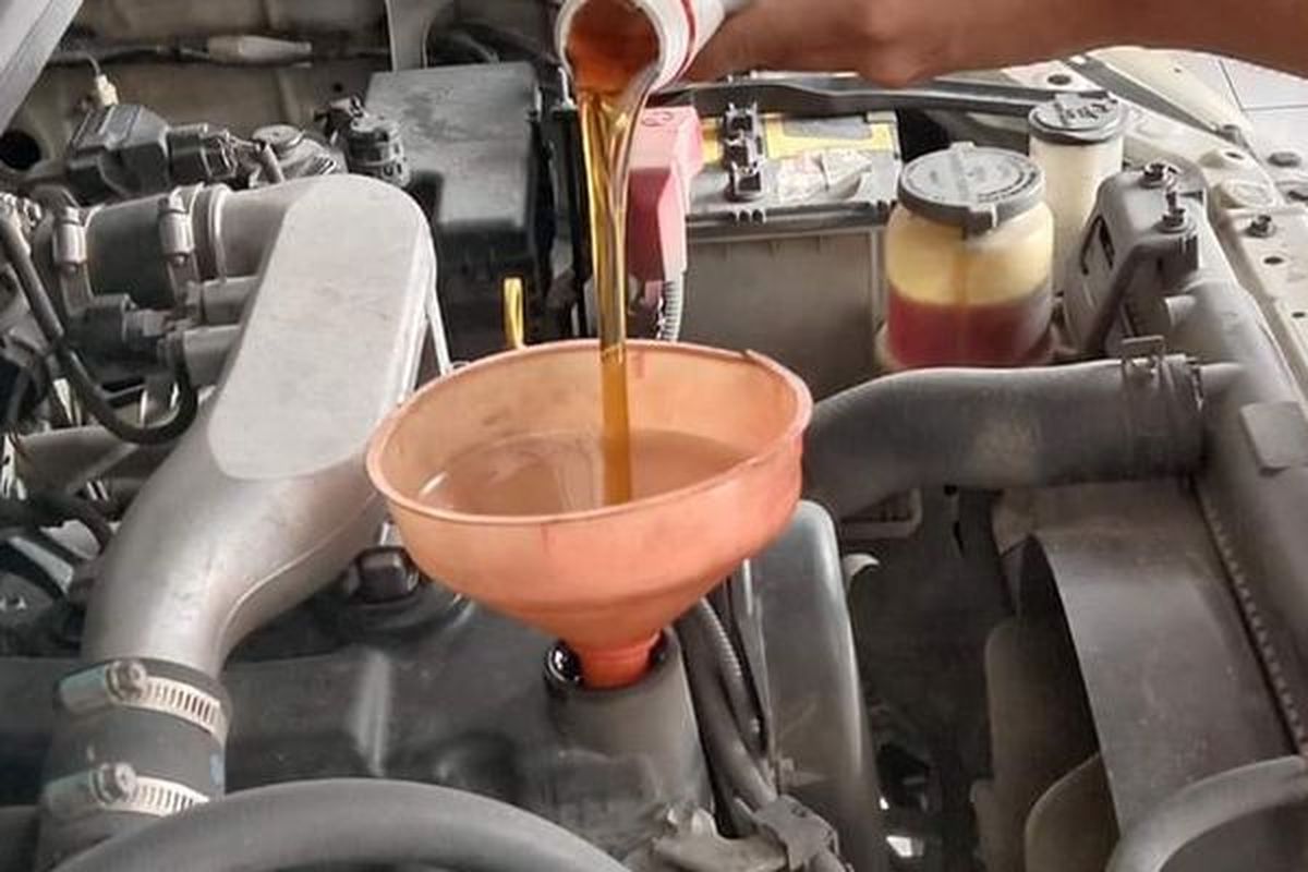 Oli mesin, oli mesin, ganti oli mesin, oli mesin mobil, oli mesin beda merek, Apa Efeknya jika Sering Ganti Oli Mesin Beda Merek?