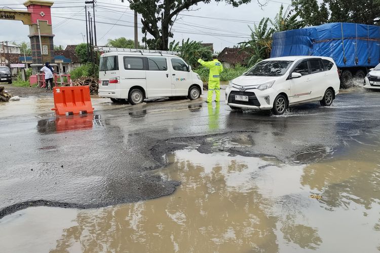 Lubang Jalan Bisa Bikin Ban Mobil Benjol, Ini Risikonya