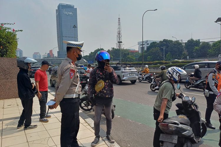 Razia, razia, tilang, razia polisi, pelanggaran, menghindari razia polisi, Kenapa Banyak Pengendara Ketakutan Saat Ada Razia di Jalan?