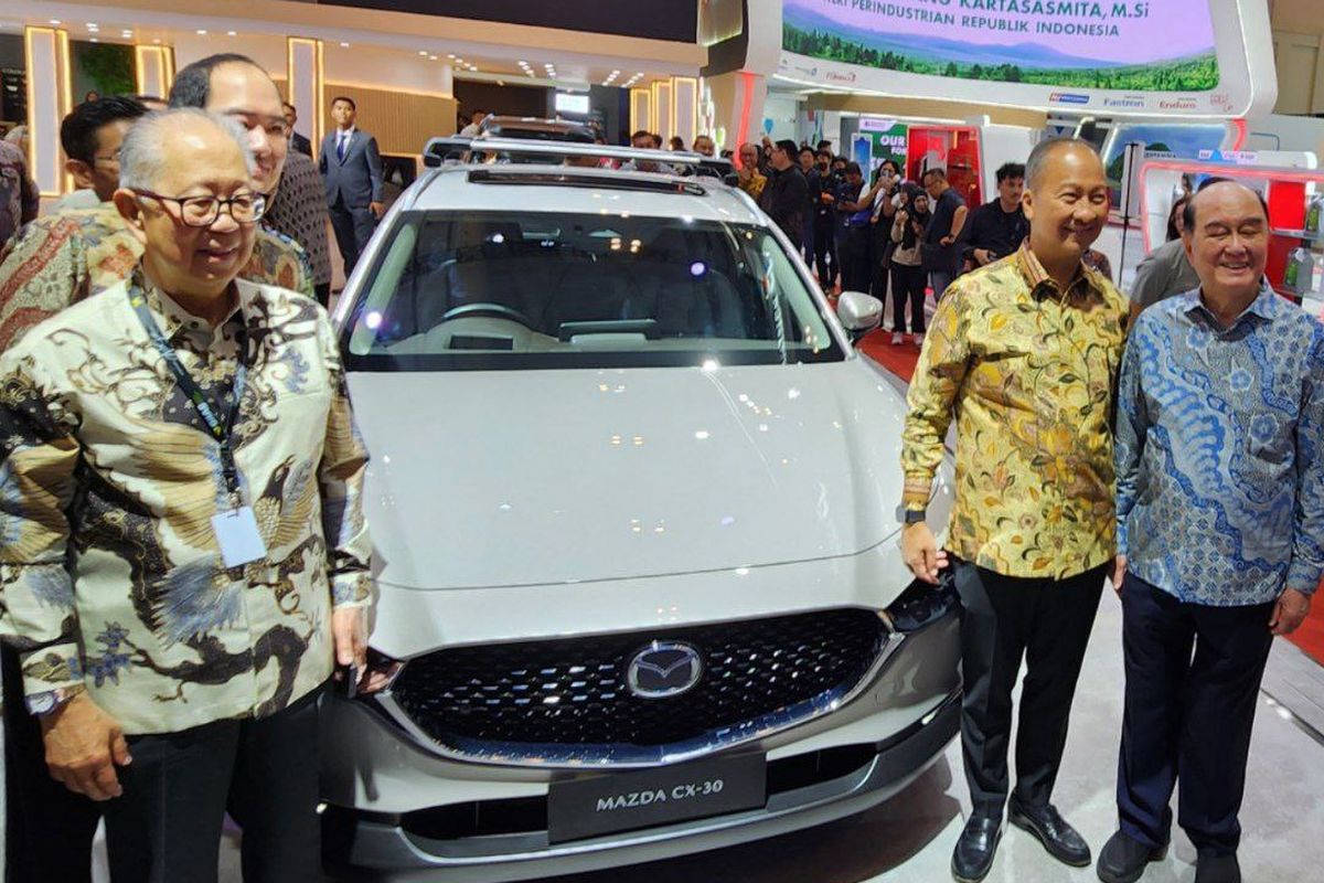Agus Gumiwang, PT Eurokars Motor Indonesia, pabrik Mazda, Pabrik Mazda, agus gumiwang, GIIAS 2025, Mazda Siapkan Pabrik Baru di Indonesia, Menperin Kunjungi Booth
