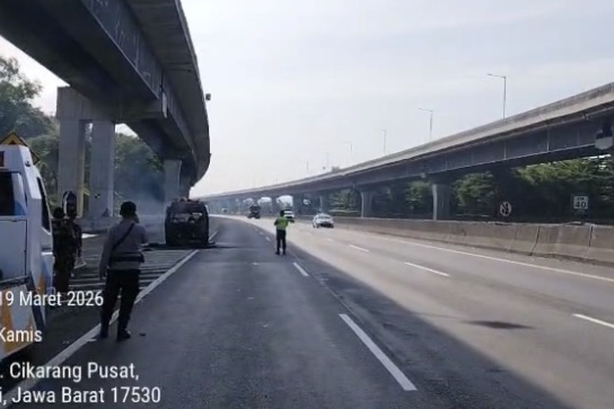 Toyota HiAce Terbakar di Tol Cikampek, Diduga Korsleting Listrik