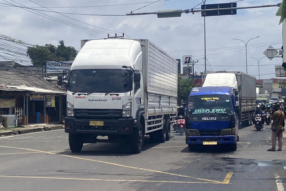 cara memperlambat laju truk di turunan, cara mengerem truk di jalan menurun, cegah truk rem blong, KNKT Bagikan Cara Truk Cegah Rem Blong di Jalan Menurun dan Macet
