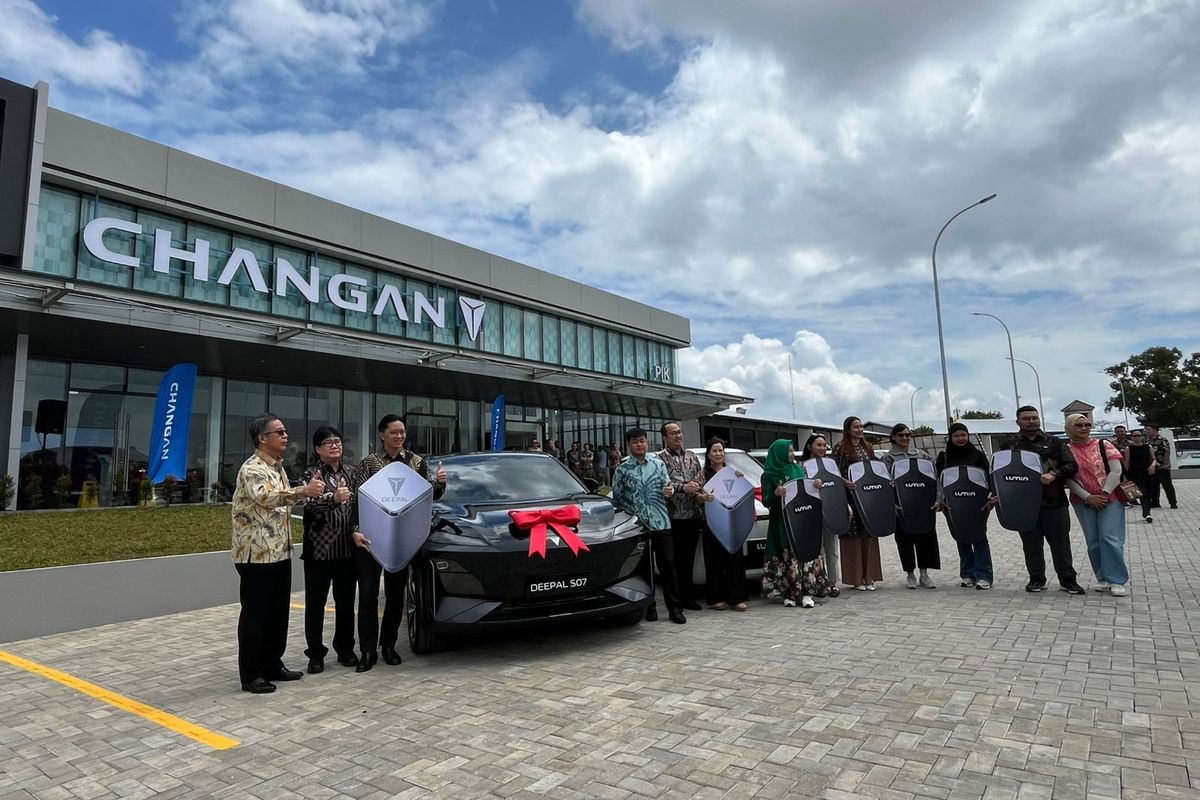 Changan Serahkan Lumin dan Deepal SO7 ke Konsumen Pertama di Indonesia