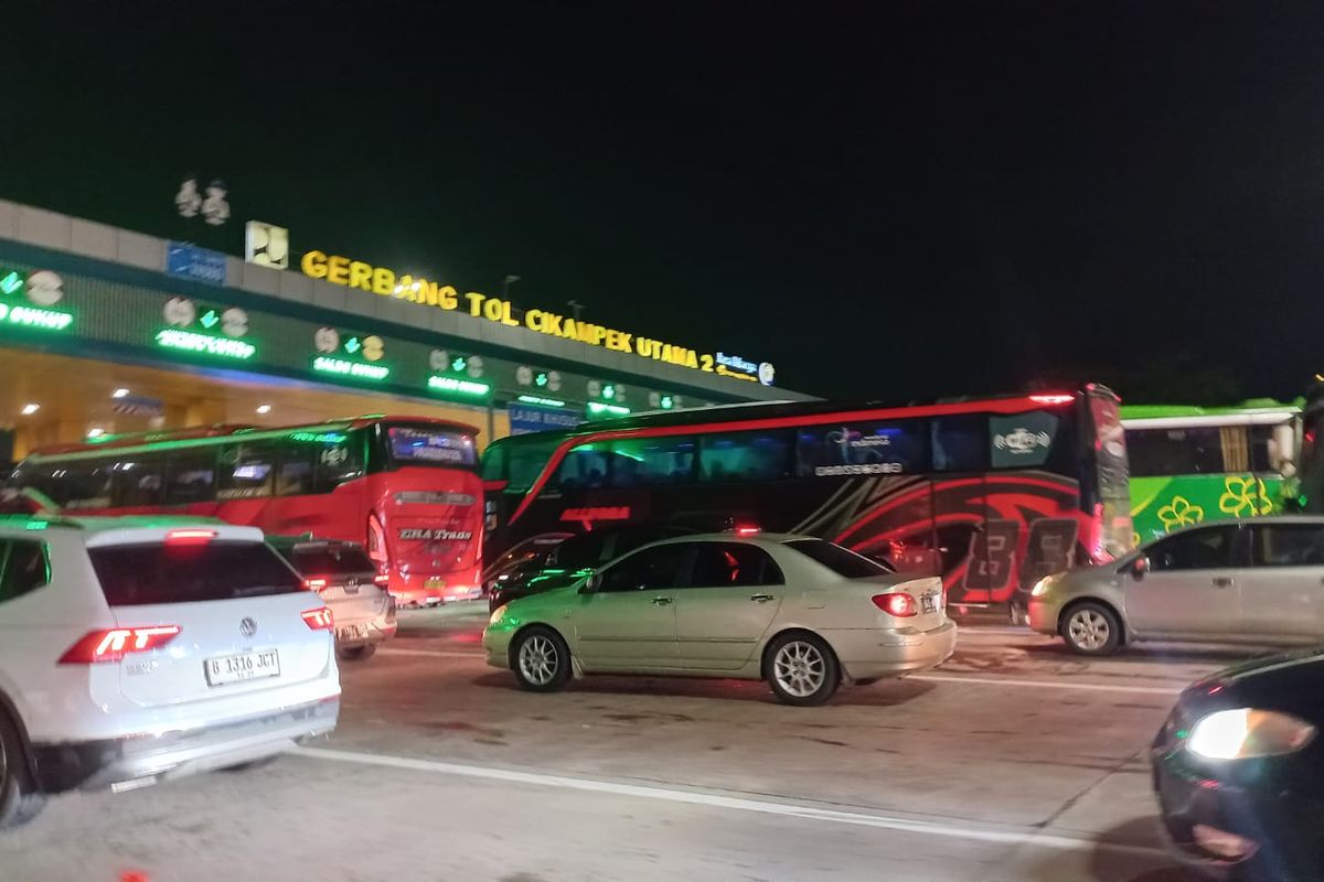 arus balik, Tol Trans Jawa, kemacetan, Mudik Lebaran, pulang kampung, Laporan Langsung Arus Balik di Tol Trans Jawa: Arus Padat One Way