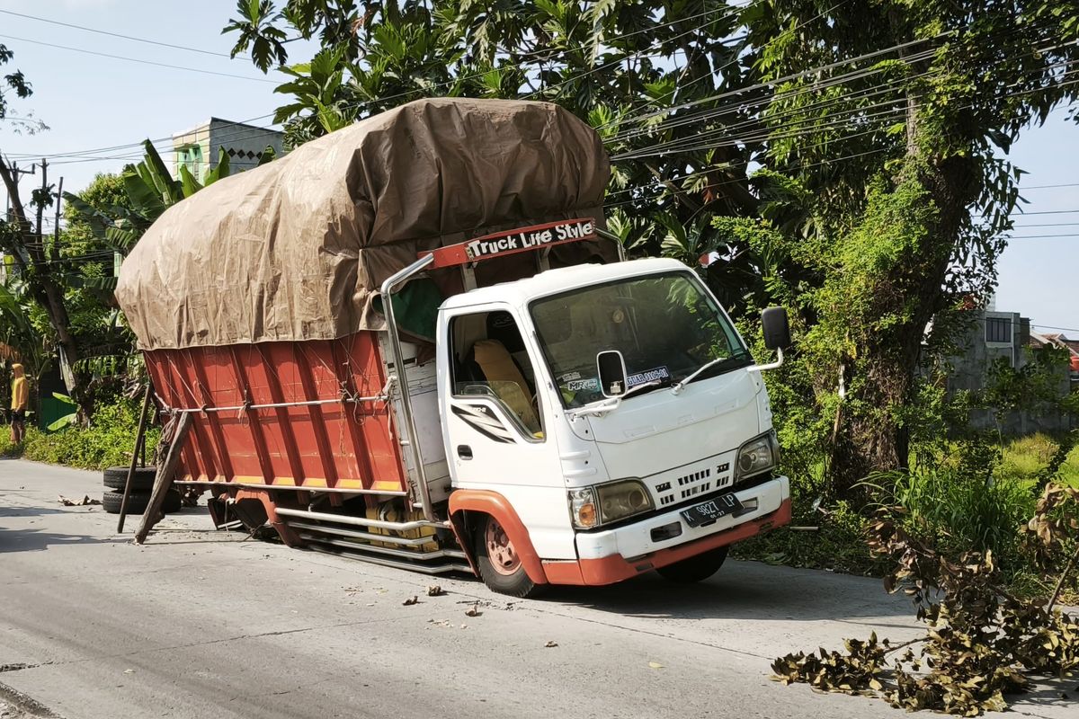truk odol karanganyar, Truk patah as roda Solo, Truk Patah As Roda Karanganyar, Truk ODOL Patah As Roda Bikin Lalu Lintas di Jalan Adi Sumarmo Tersendat