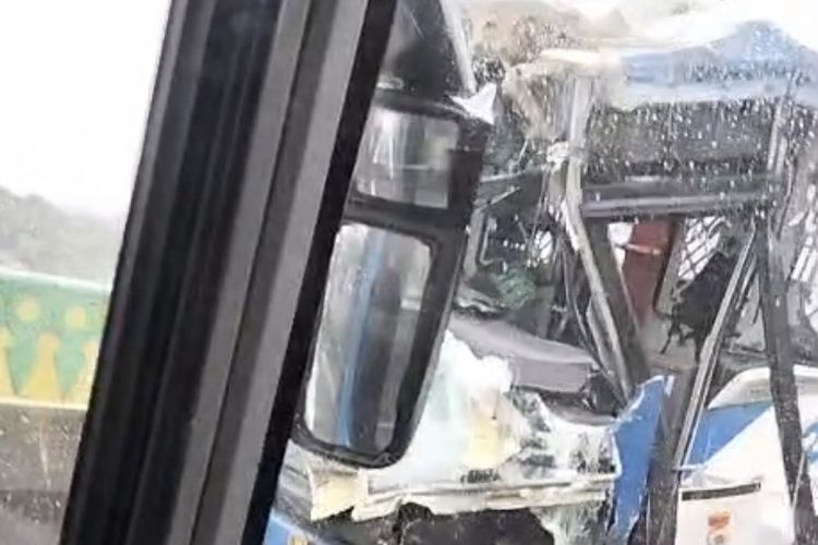 Bus Transjakarta Adu Banteng di Jalur Langit Cipulir, Penyebab Masih Diselidiki