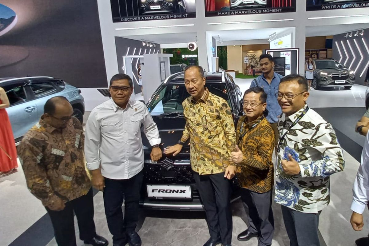 Menperin, Suzuki, GIIAS 2025, eVitara, mobil listrik, produksi, Mobil Listrik, Kunjungi Booth Suzuki, Menperin Pertanyakan Status Produksi eVitara