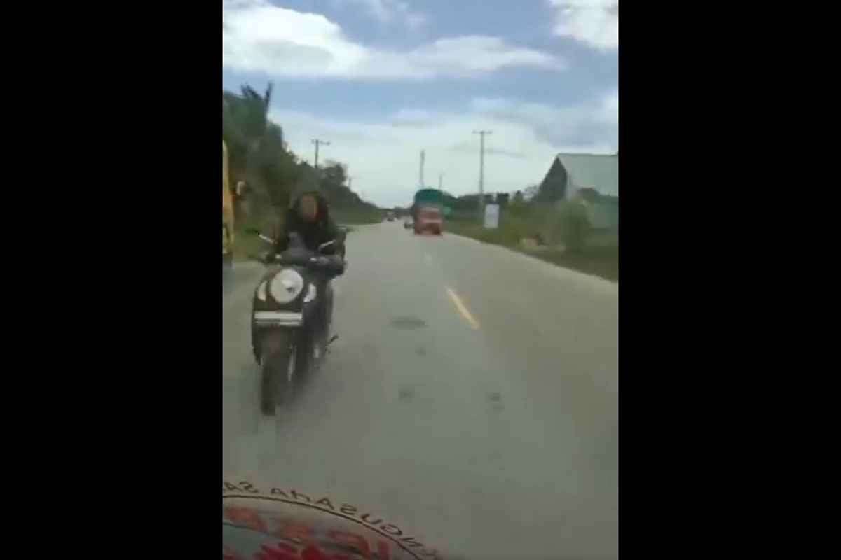 media sosial, Honda Scoopy, Daihatsu Gran Max, adu banteng, lawan arah, video viral, Adu Banteng, Video Viral, Momen Pengendara Scoopy Adu Banteng dengan Gran Max