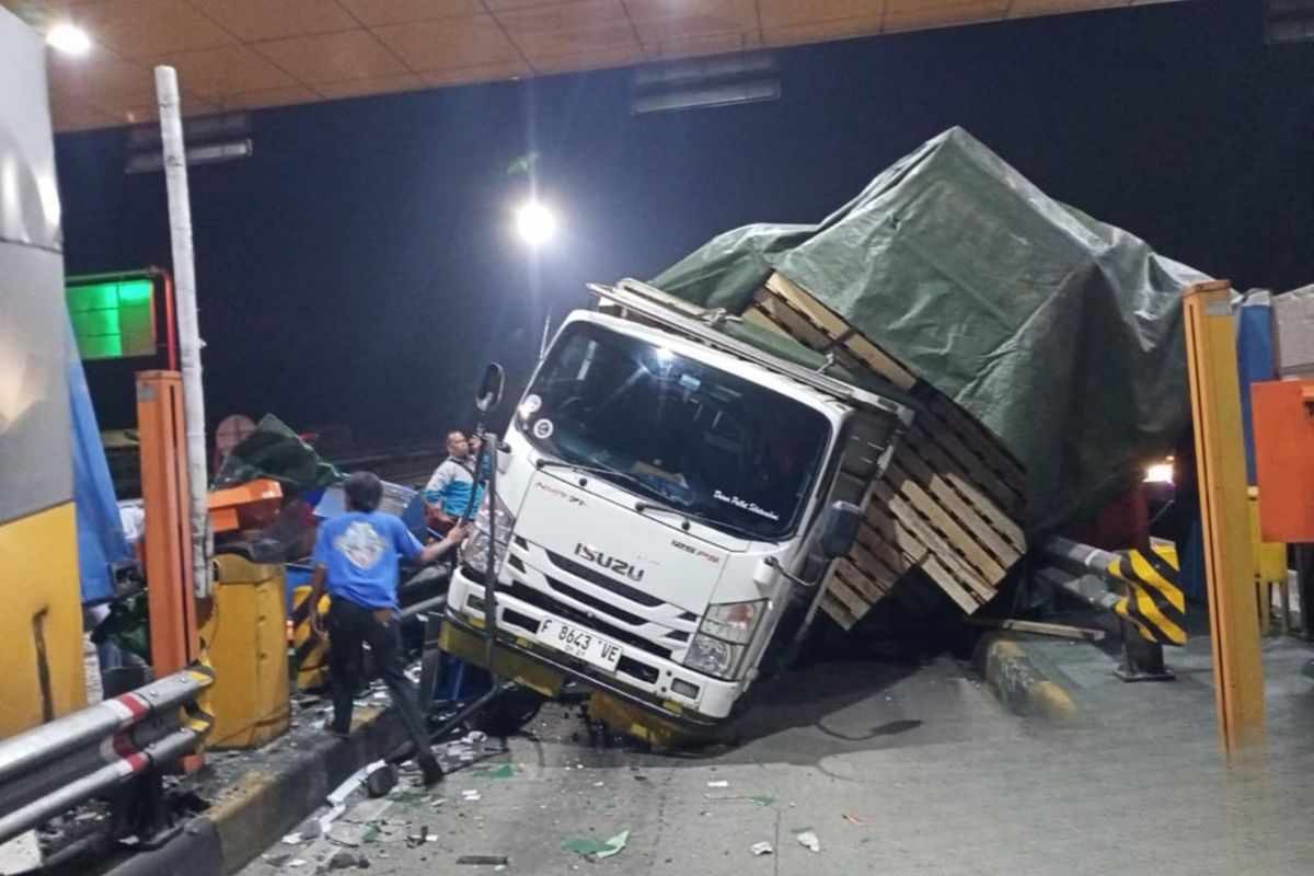 rem blong, penjualan mobil, PHEV, Populer Otomotif, artikel terpopuler, harga mobil listrik bekas, gelombang phk, Gerbang Tol Ciawi 2, industri motor listrik, Truk Tabrak GT Ciawi, EV Bekas Rp 100 Jutaan